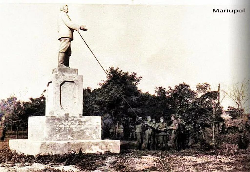 Памятник Ленину в Мариуполе. Разрушенный памятник Сталину. Сносят памятник Сталина. Памятник Сталину в Украине. Памятник твоей бывшей