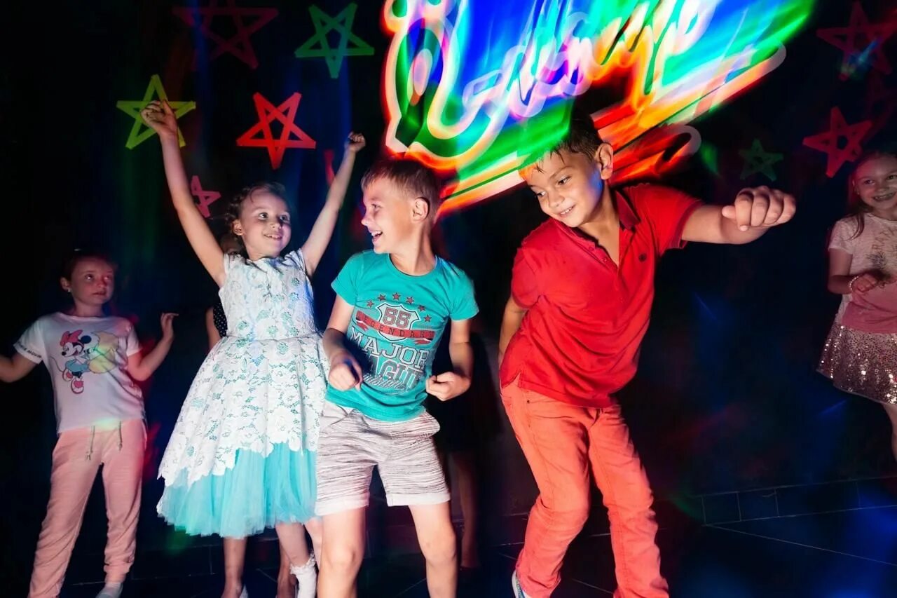 Детская дискотека. Веселье вечеринка. Молодежная вечеринка. Танцы картинки. Развлекательная программа танцуй танцуй.