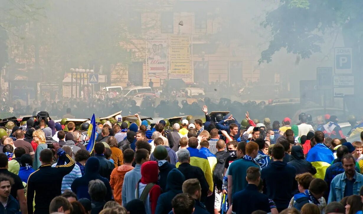 События в одессе в мае. Одесса дом профсоюзов 2 мая 2014. одесса 2 мая дом профсоюзов. противостояние в одессе 2013—2014.