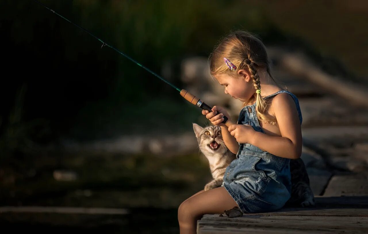 Дочь рыбака или бизнес. Девочка с удочкой. Девушка рыбачит. Девочки на рыбалке. Девочка.