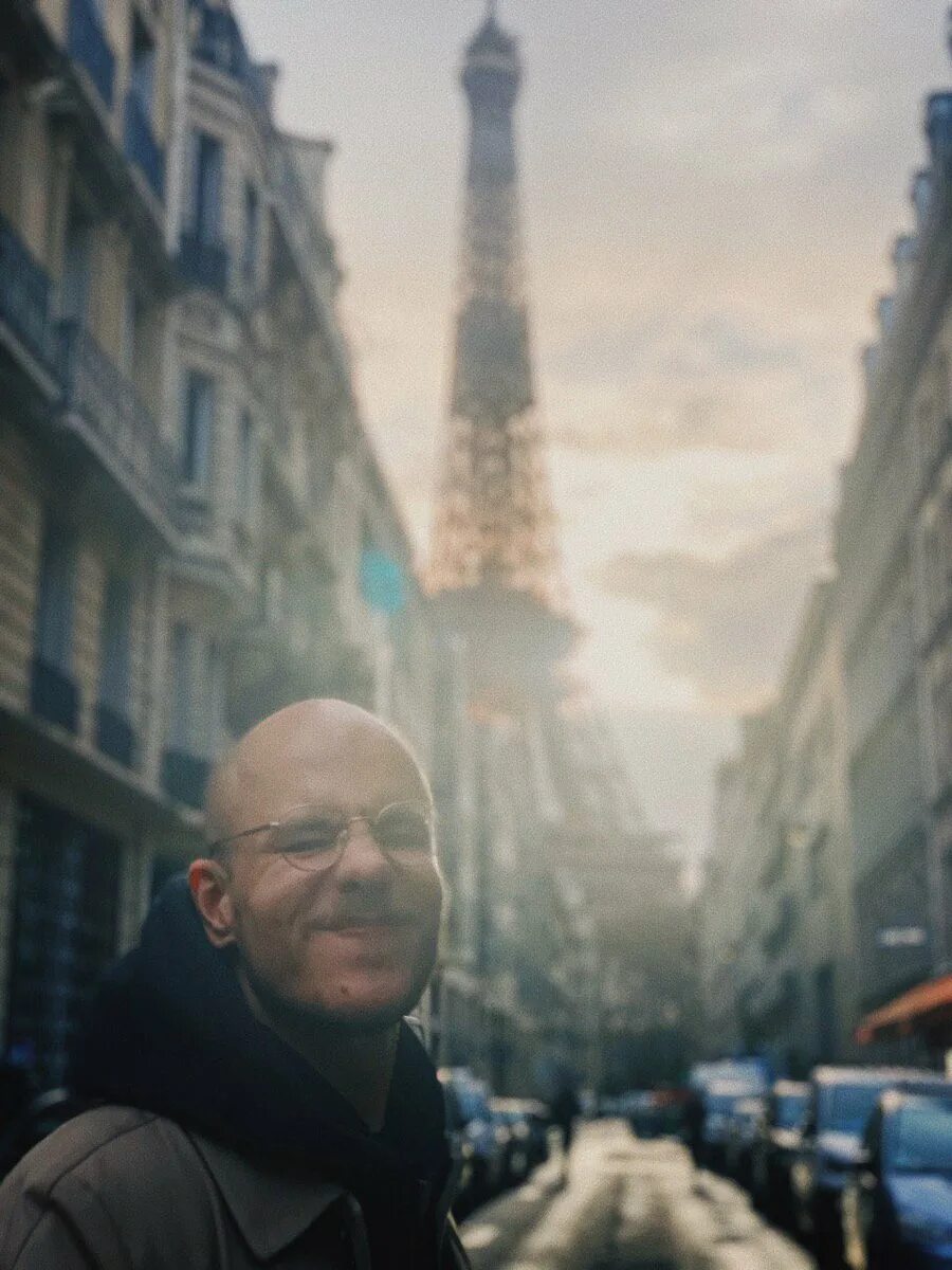 Месье директор привет я николя. Привет я николя месье бульон. Месье директор привет я николя. Месье николя твиттер. Привет я николя зуб.