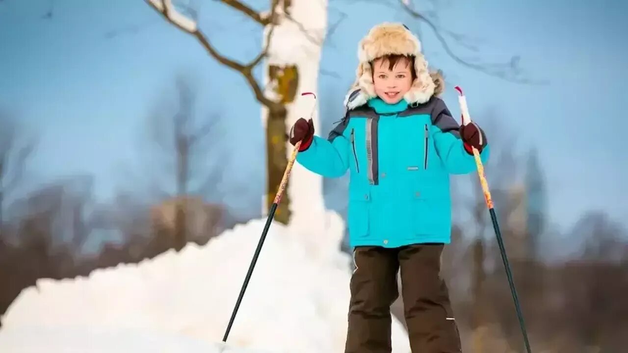 Мальчик катается на лыжах. Юноша на лыжах. Мальчик на лыжах. Мальчик катается на лыжах. Мальчик на лыжах.