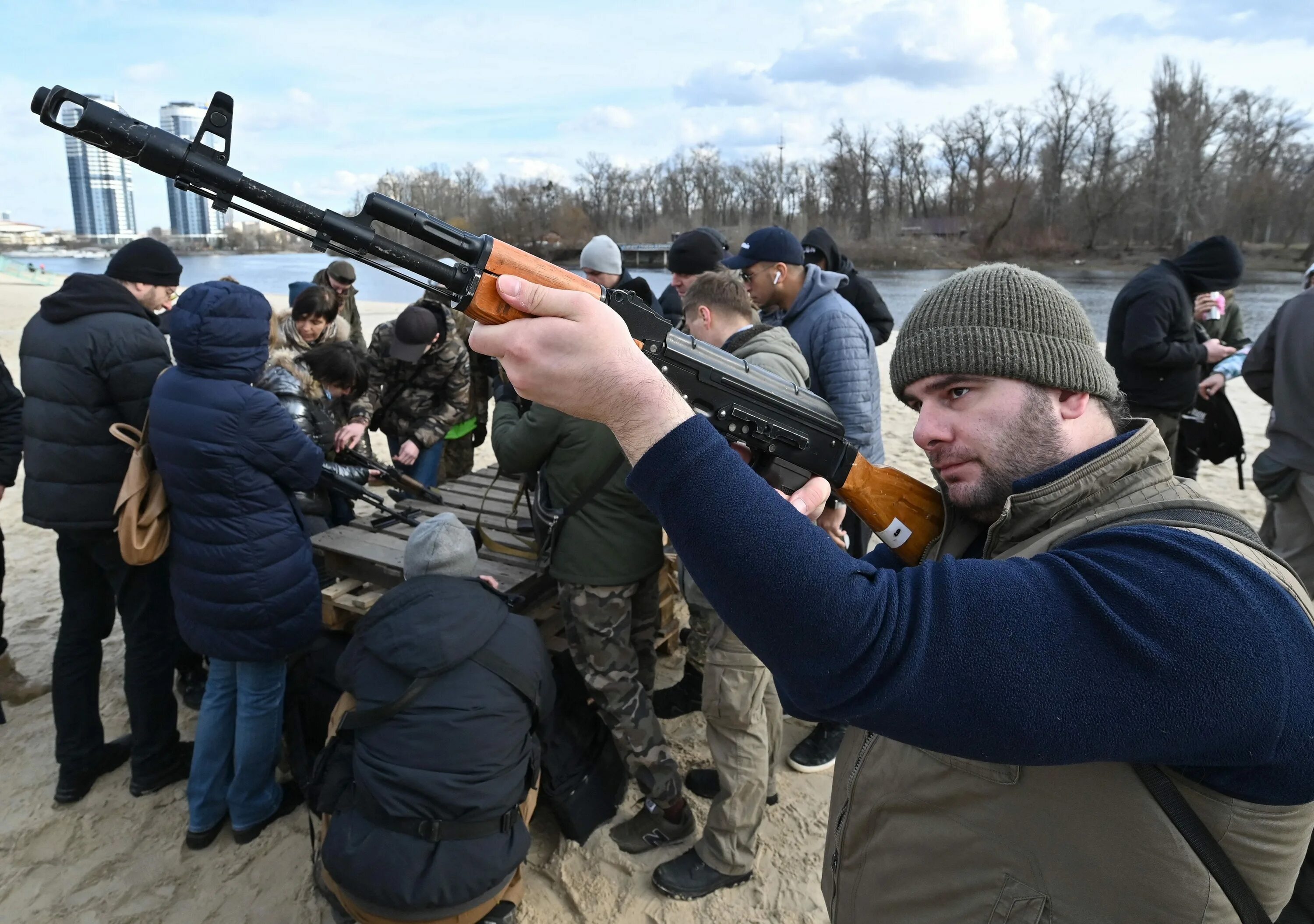 Украина новости последнего времени. Волонтеры с оружием. Жители Украины с оружием. Украинский кризис. Киев рекомендует гражданам покинуть Россию и призывает резервистов.