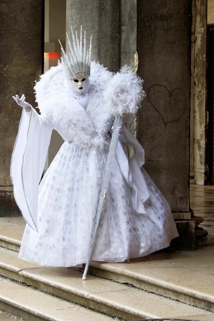 Маскарад снег. Снежная королева маскарад. Маска снежная королева для маскарада. Карнавальная маска "снежная королева" 328269. Снежная королева маскарад.