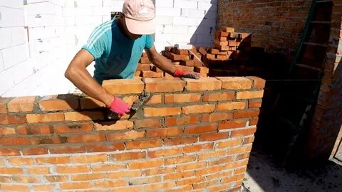 Стоит кирпичной кладки