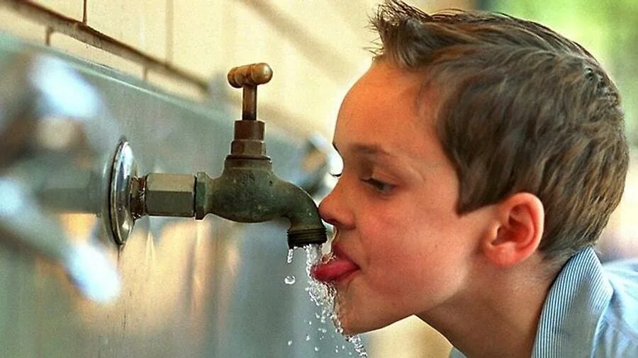 Пить водопроводную воду. Пьет из крана. Человек пьет воду из под крана. Ребенок пьет воду из под крана. Пацан пьет воду.