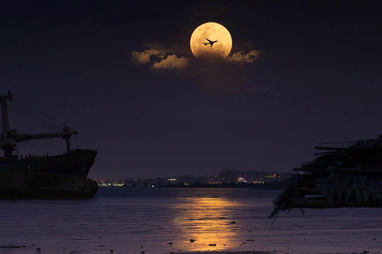 Какой лунной ночью. Ночное море. Ночь в море. Лунная ночь на море. Луна над морем.