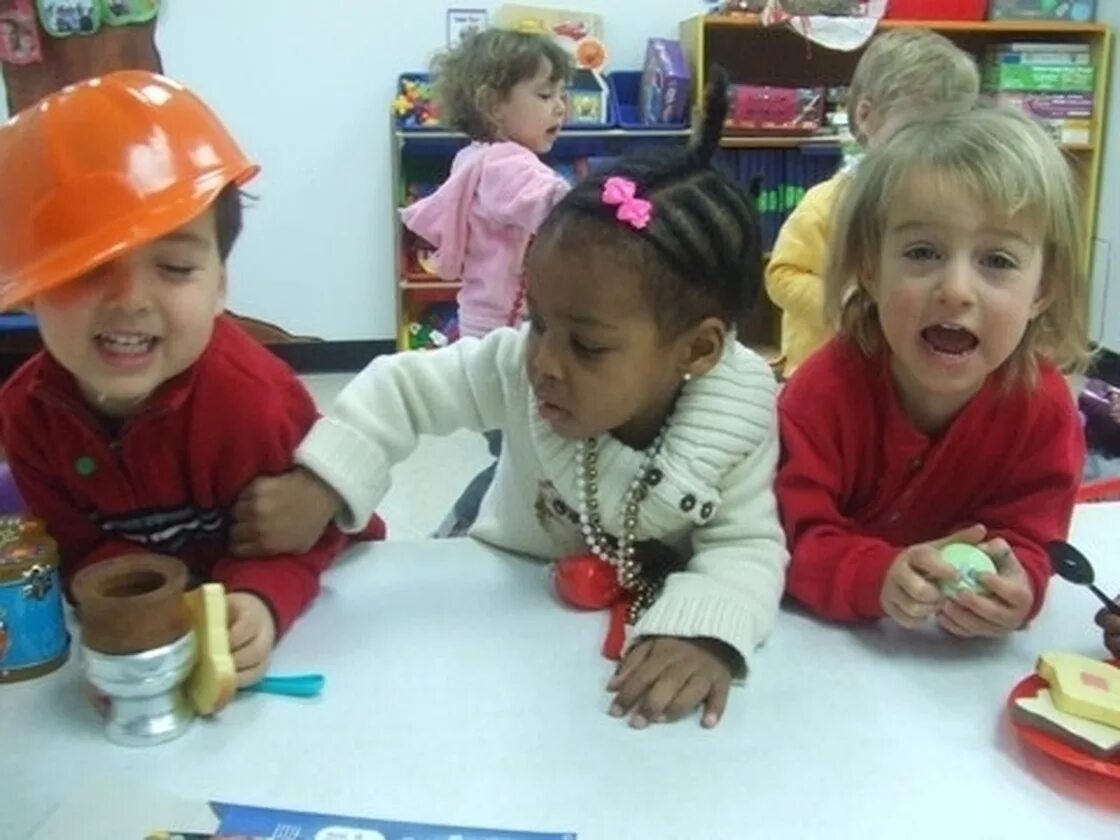 Дошкольное образование в разных странах. Дети дошкольники. Дошкольное образование в разных странах. Дошкольное образование в австралии. Воспитатель с детьми.