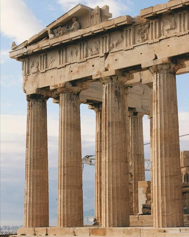 Святилище афины эрехтейон. Храм в афинах в честь афины. Афинский акрополь греция парфенон. Афины акрополь парфенон. Эрехтейон в афинском акрополе.