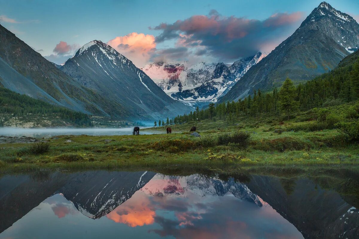 трекинг к подножию белухи. красновишерск плавать на лодке. алтай. снежные горы издалека. колумбия горы.
