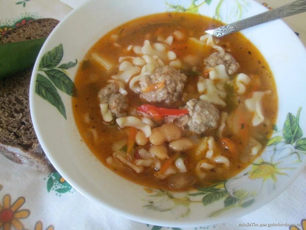 Суп с фрикадельками и красной фасолью. Фасолевый суп с фрикадельками. суп фрикадельки с фасолью. суп с фасолью и лапшой. суп из фасоли с лапшой.