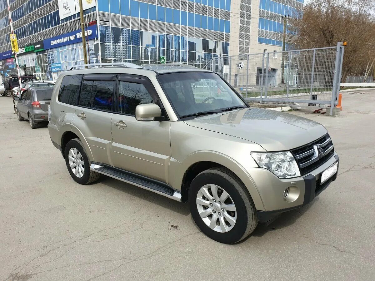 Mitsubishi pajero 2008 год. Паджеро 2008. Паджеро 2008 белый. Митсубиси Паджеро 4 бежевый. Митсубиси Паджеро бежевый 2008г.