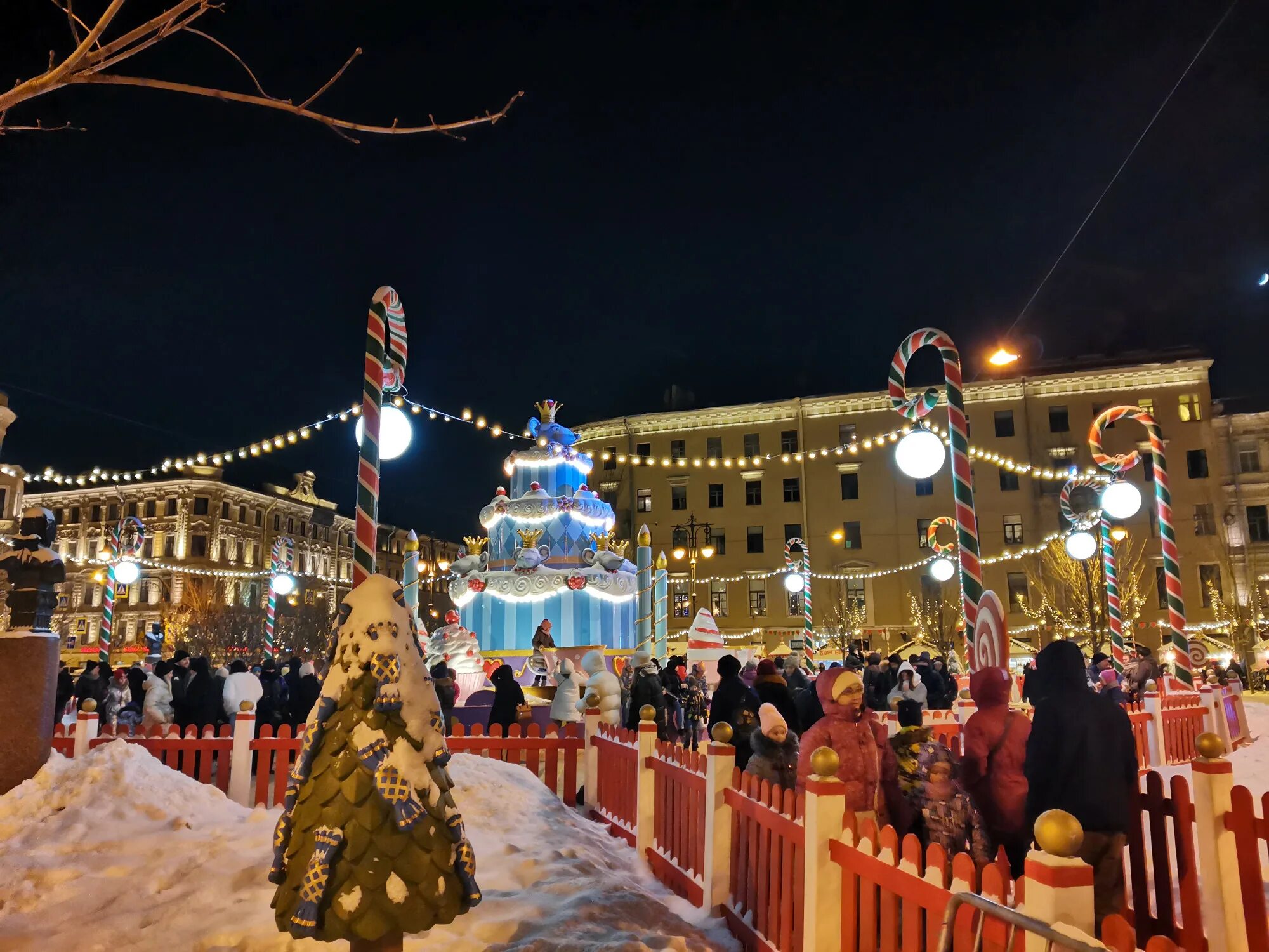 Манежная площадь санкт-петербург. Нежная площадь санкт петербург. Нежная площадь санкт петербург. Памятник на манежной площади санкт-петербурге. Нежная площадь санкт петербург.