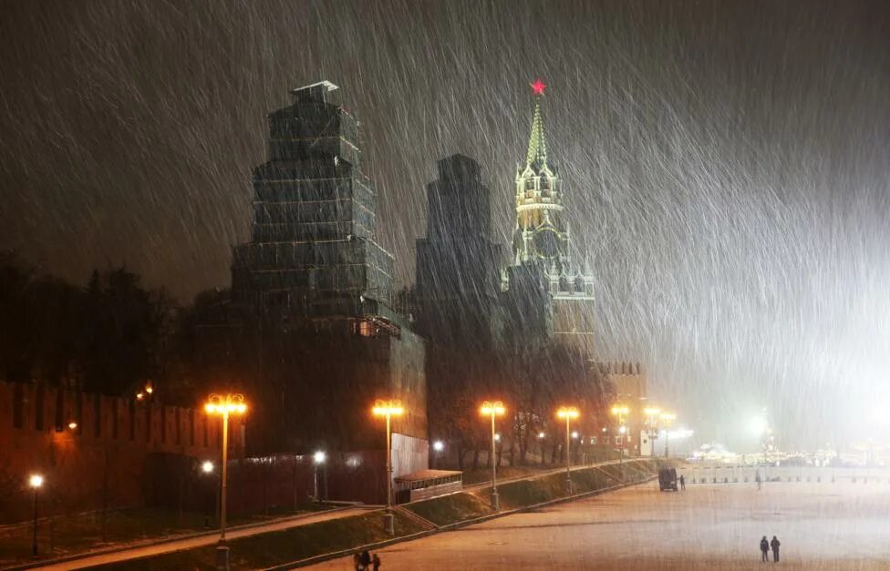 Какая бывает погода в москве. Климат Москвы. Дождливая Москва. Дождь со снегом в Москве. Дождь над Москвой.