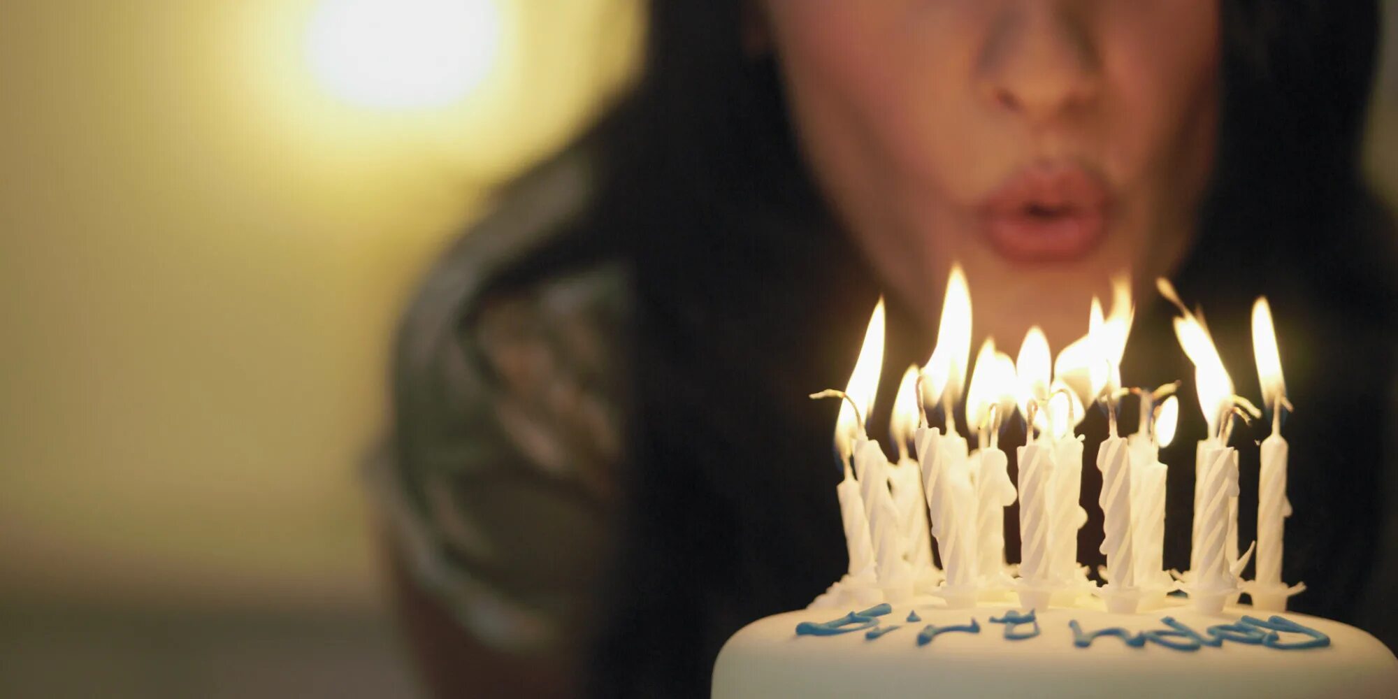 На днюхе девушку ткнули лицом в торт. Задавать свечи на торте. Задуть свечи на торте. Задувание свечей на торте. Задувает свечи.
