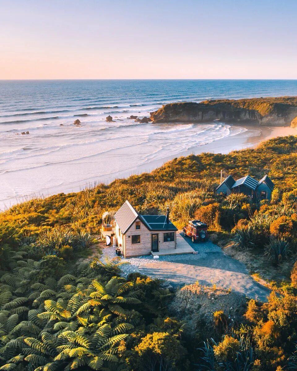 Если выпало в империи родиться лучше. Лысый берег нормандия. Провинции у моря. Вернацца лигурия италия. Субтропический дом у моря в англии.