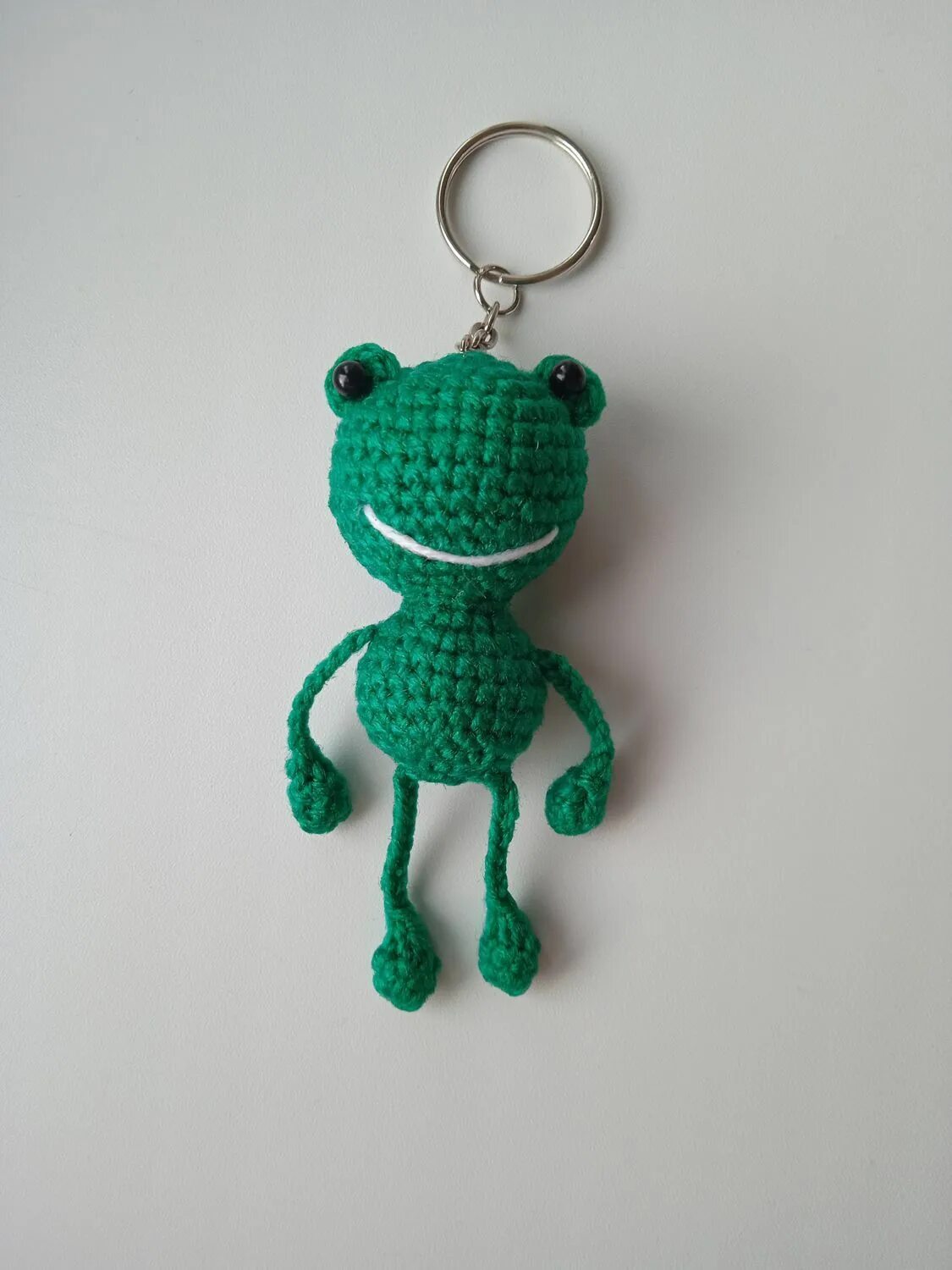 Брелок лягушка крючком. Лягушонок крючком брелок. Брелок лягушка крючком. Брелок вязаный лягушонок. Брелок лягушка круглый.