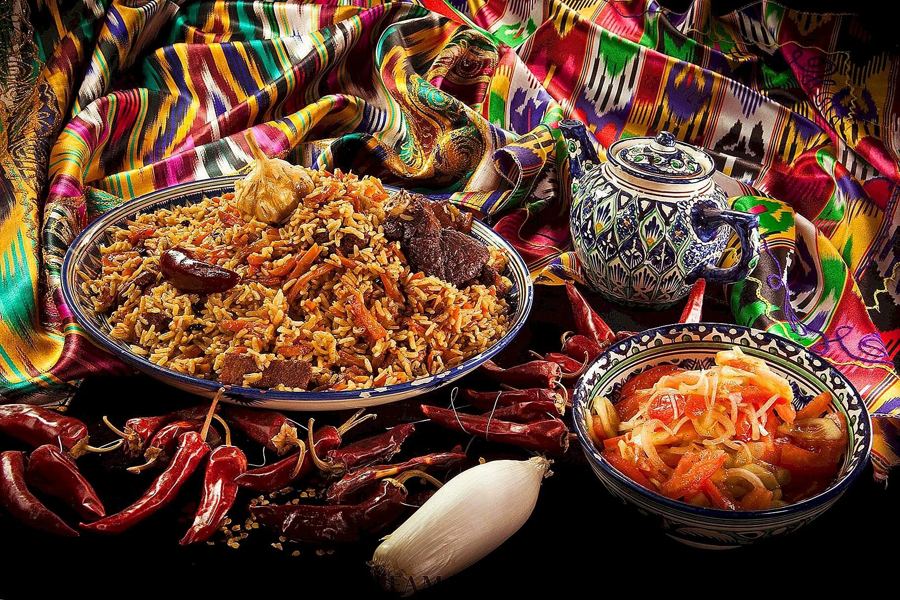 Ферганская кухня. Чайхана в узбекистане плов. чайхона самарканд узбекская кухня. плов узбекский дастархан. узбекский дастархан узбекская кухня.