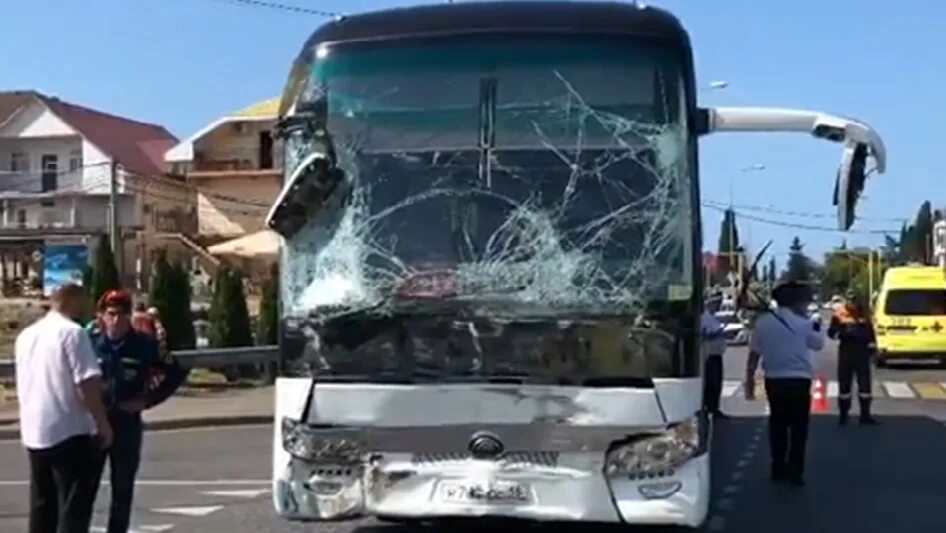 Авария экскурсионного автобуса. Туристический автобус Сочи. ДТП экскурсионный автобус в Сочи 2022 годом.