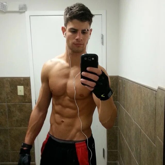 Парень 18. Франциско лачовски фотомодель. Renato ferreira model. Alex cypriano. Парень 18.