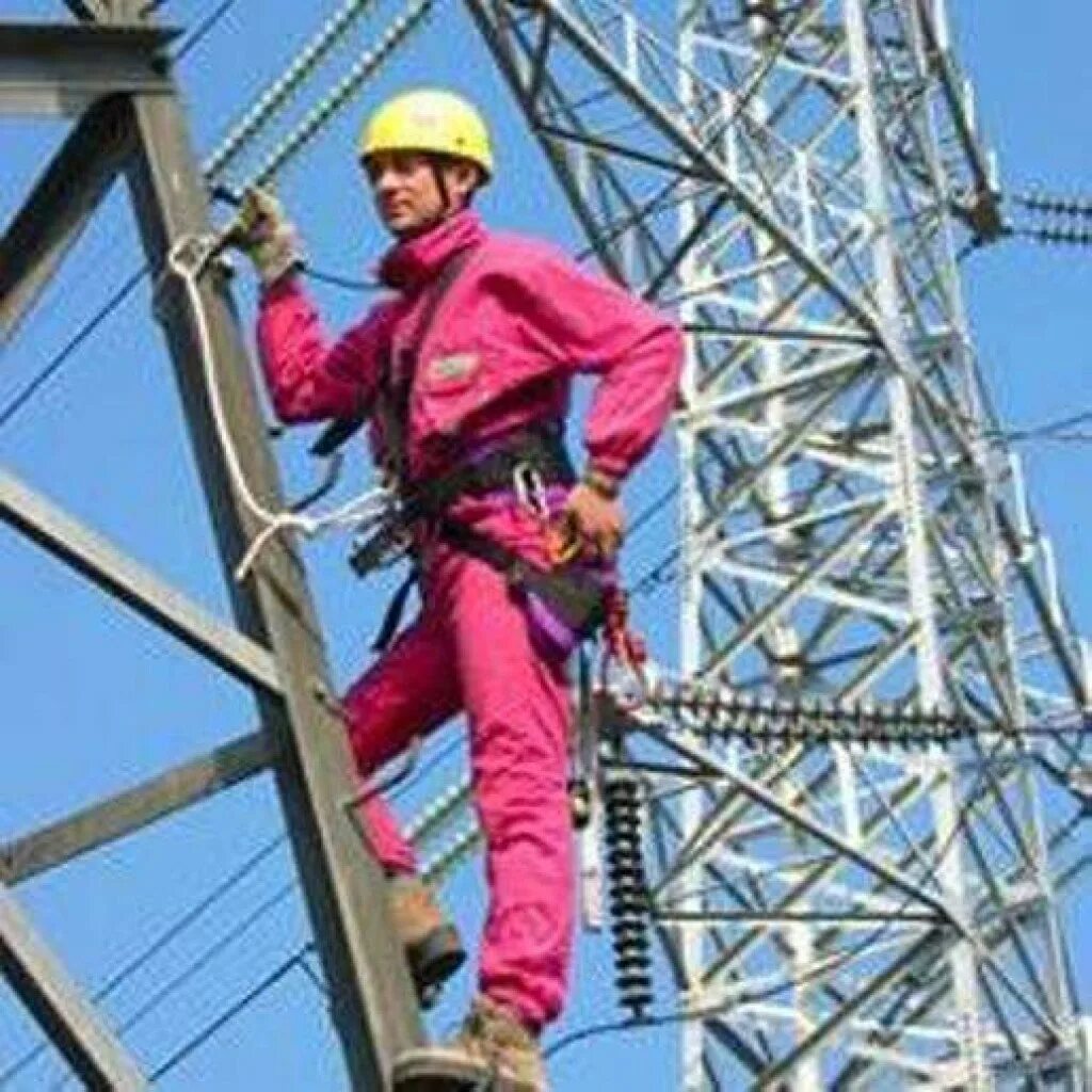 Электромонтер-линейщик вл 10кв. Выше 1000 вольт переносные заземления. Монтажник лэп. Охрана труда на воздушных линиях. Электрик рисунок.