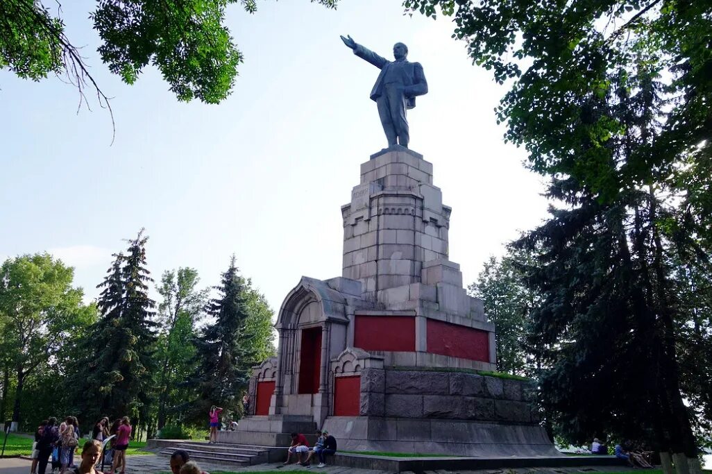 Почему стоит ленинский. Памятник Владимиру Ленину в Костроме. Город Кострома памятник Ленину. Монумент Ленина в Костроме. Кострома памятник Ленину постамент.