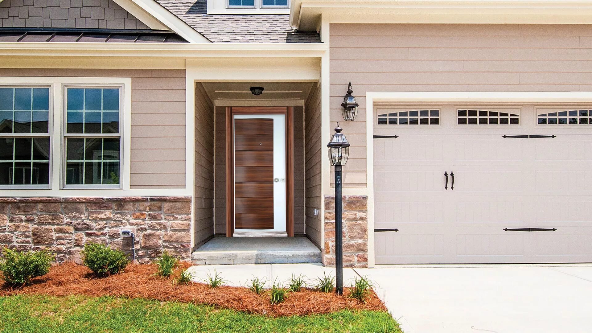 Два дома двери. Входная дверь в частный дом. Двери в американских домах. Двери торекс snegir home. Дверь в коттедж.