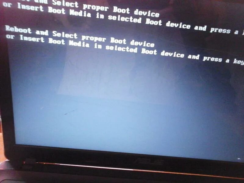 Завис ноутбук черный экран. Черный экран биос ноут. При загрузке компьютера появляется черный экран. Надпись при загрузке компьютера. Чёрный экран при включении ноутбука.