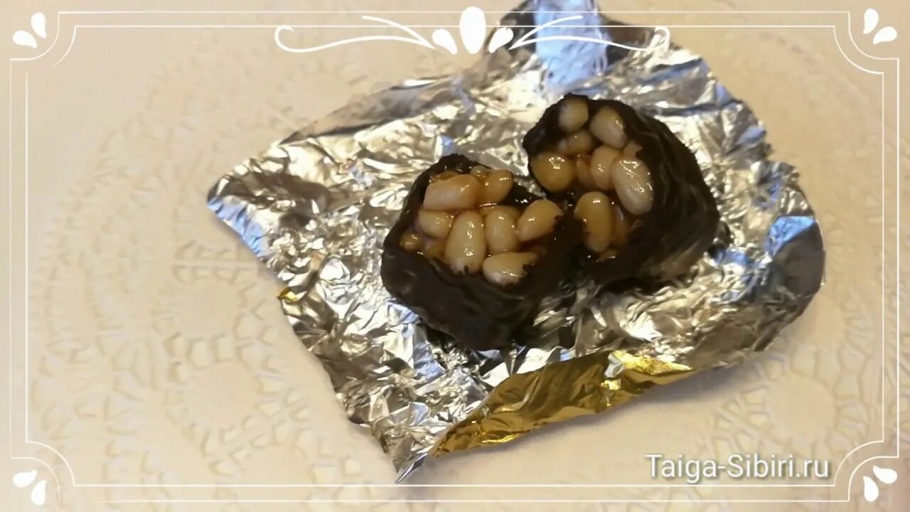 Шоколадные конфеты шишка с кедровым орехом. Конфеты кедровый грильяж. Шоколад с кедровыми орешками. Шоколадная фабрика новосибирская шишки. Кедровый грильяж сибирский кедр.