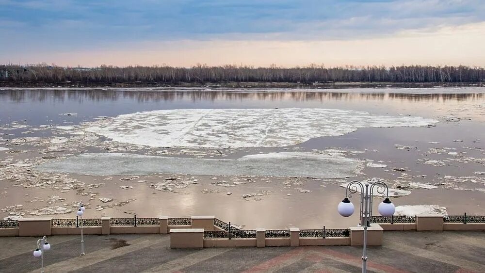 До какого числа идет лед 3. Ледоход в барнауле 2025. самый поздний ледоход на оби в барнауле. лёд на речном вокзале. ледоход лед идет вышел на берег народ.