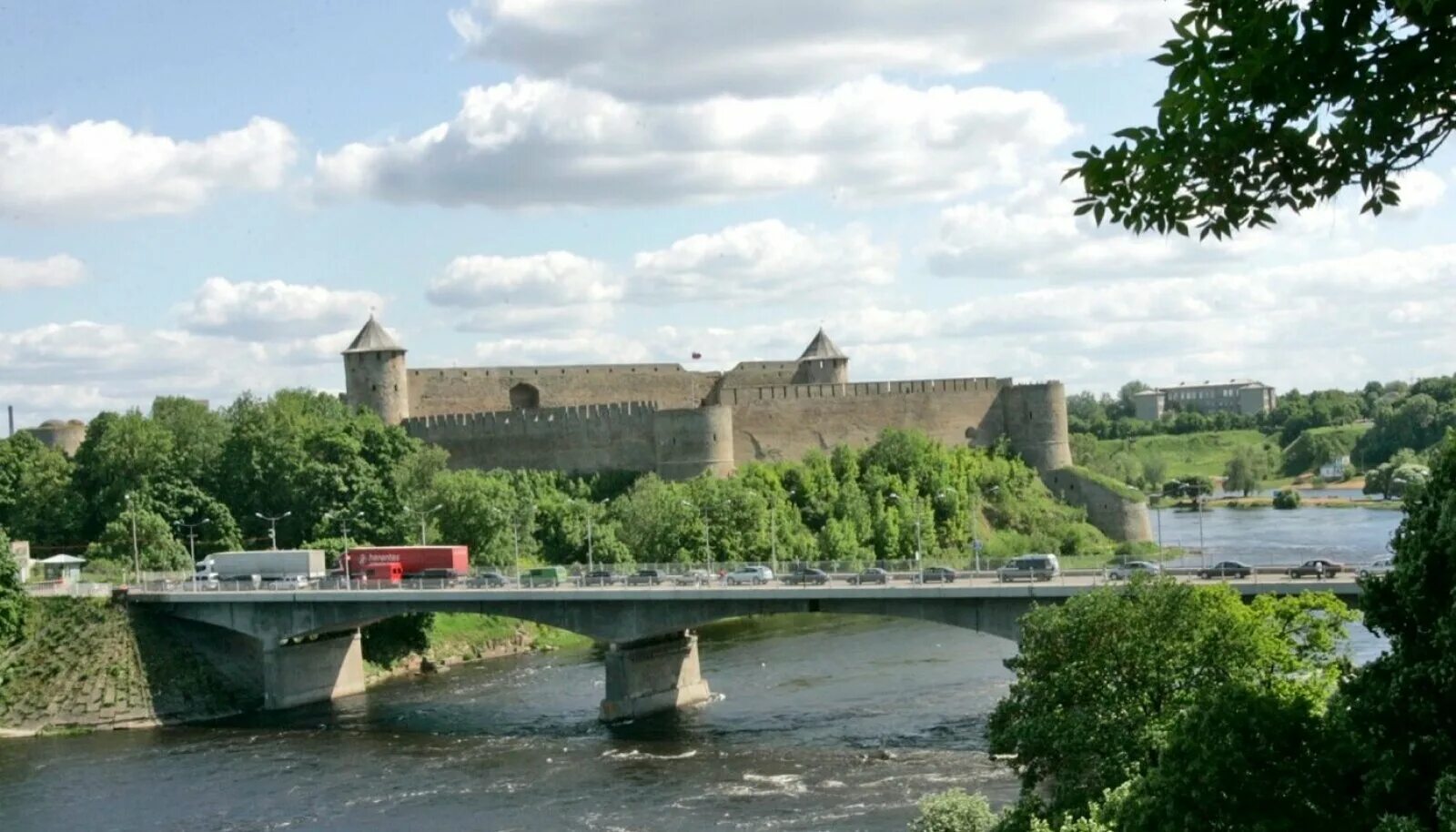 Буи на реке нарва. Река нарва граница с эстонией. Река великая и нарва. Бакены на реке ночью. Река нарва эстония.
