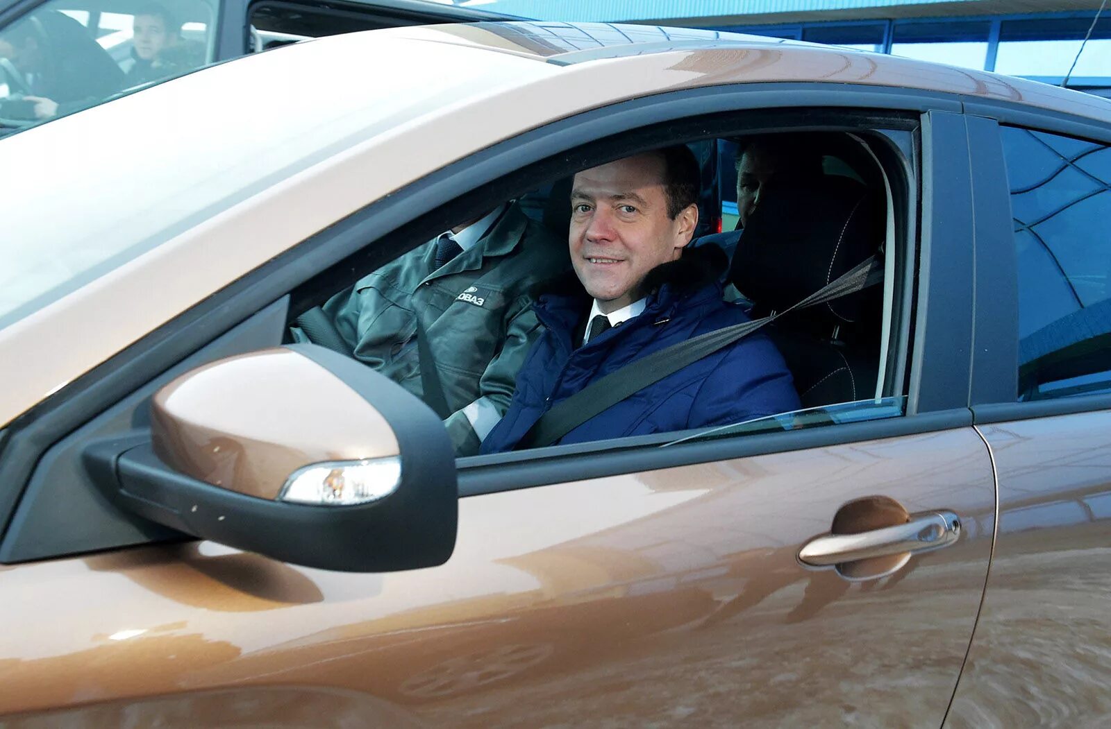 Куда ездить в россии. Машины Дмитрия Медведева. Медведев за рулем. Машины чиновников.