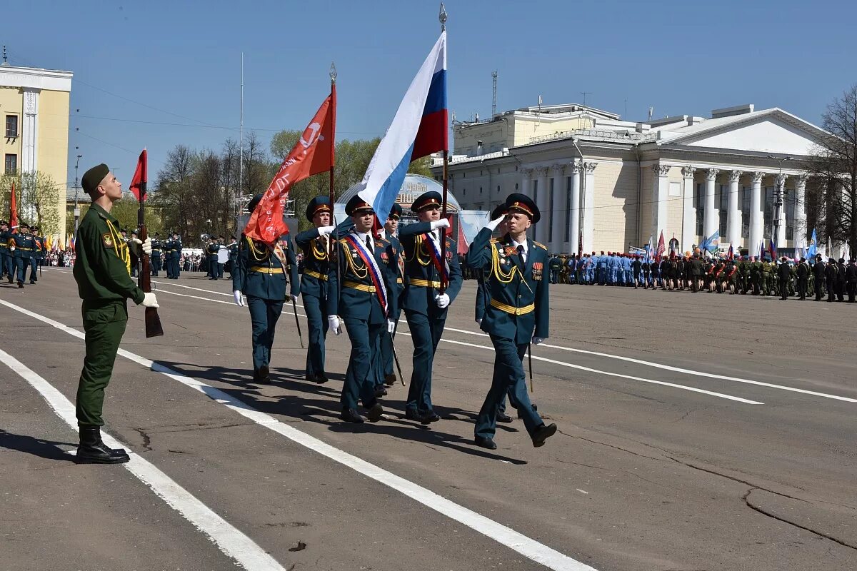 Парад Победы в Кирове. День Победы Киров Театральная площадь. Парад Победы 9 мая в Кирове. Парад Победы Киров 2021.