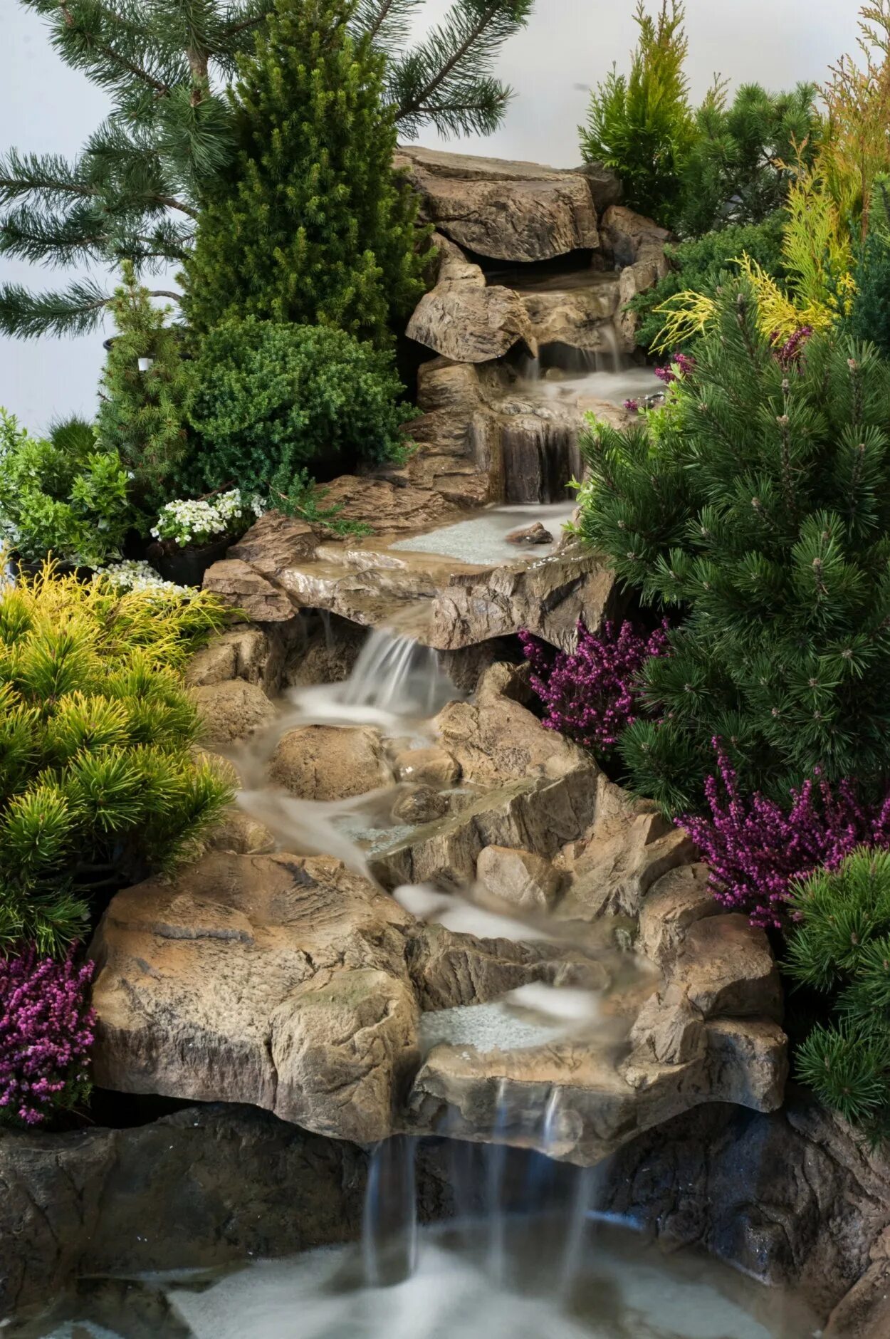 Каскад искусственный водопад. Фонтан уличный водопад Каскад. Альпийская горка с водопадом. Угловой садовый фонтанчик водопад.