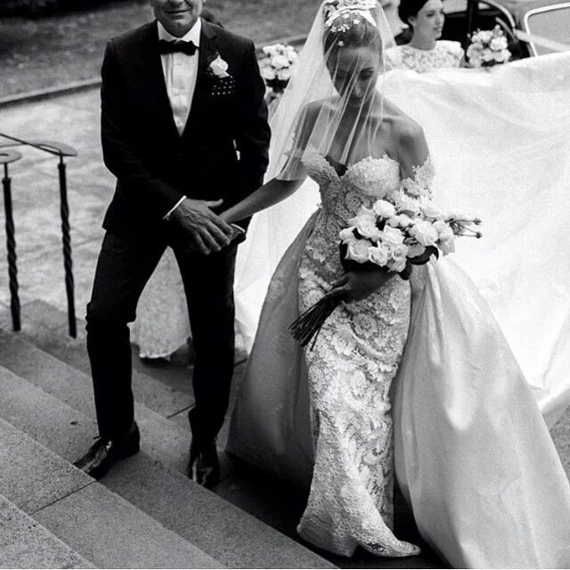 Как ответить на вопрос замуж не вышла. 4 свадьбы замуж за бомжа. Девушка мечтает о свадьбе. Загс хвалынск. Свадьба с ковром.