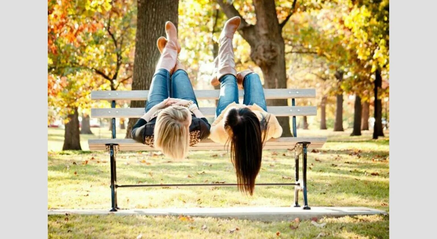 Девушки делают друг. Фотосессия подруг. Идеи для фотосессии с подругой. Подруги в парке. Две подруги.