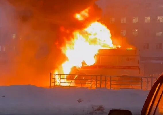 В Якутске сгорела машина. Пожар в здании скорой помощи в Эстонии. Машина горит в Якутск. Сгоревшая скорая