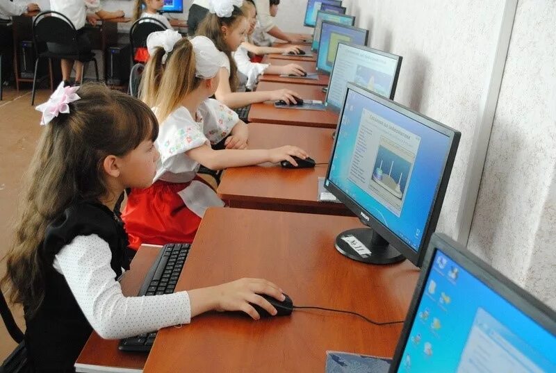 1 класс 1 ученик 1 компьютер. Компьютер в школе. Ученики за компьютерами в школе. Компьютерные классы в школах. Дети в компьютерном классе в школе.