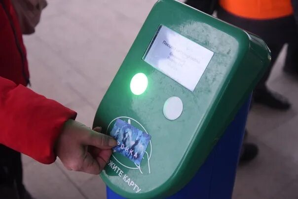 Валидатор в метро для тройки. Валидатор цппк. Валидатор на платформе. Валидатор на платформе бронницы. Валидатор на платформе.