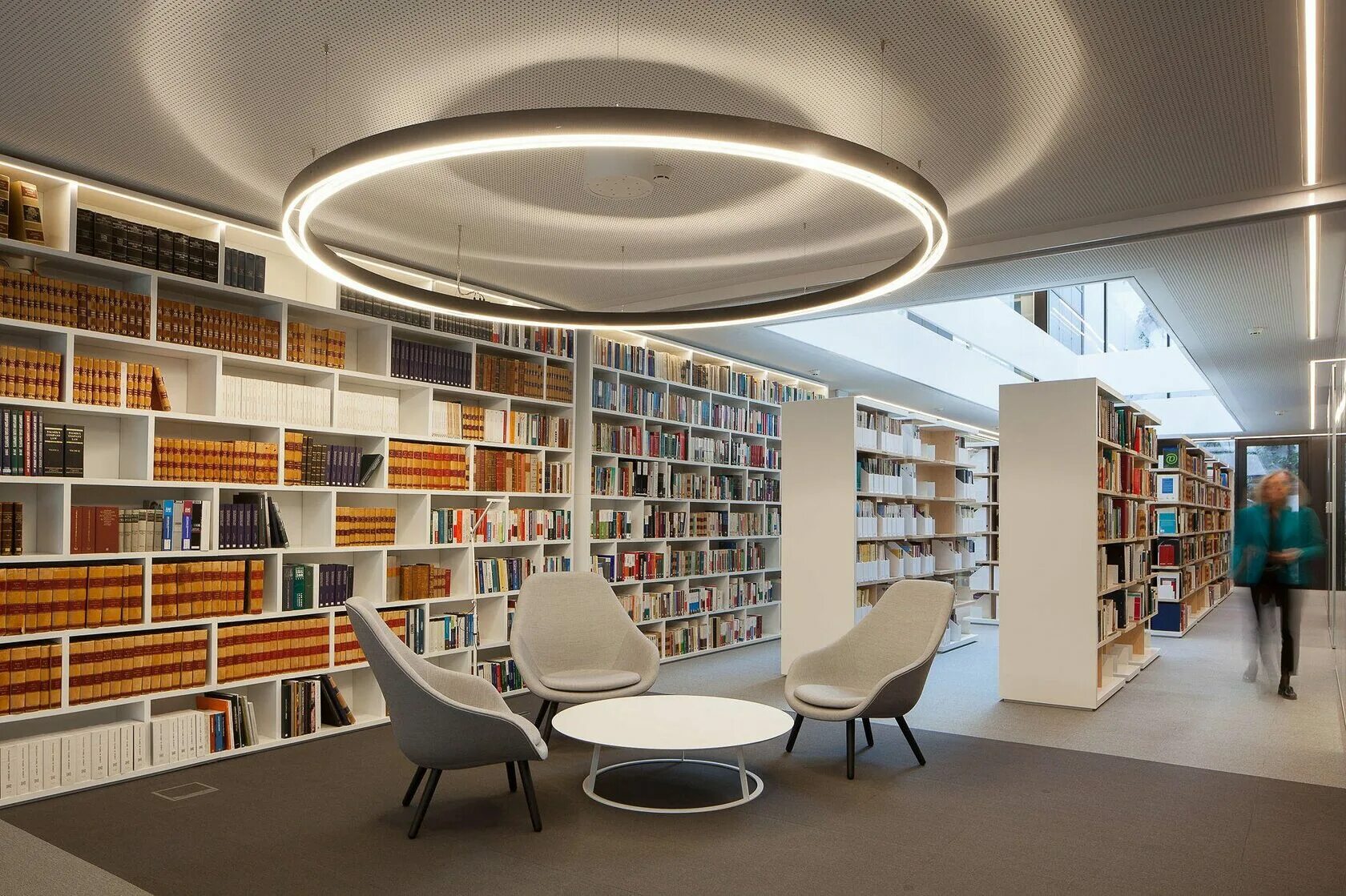 красноярская модельная библиотека. выставочная витрина для библиотеки. библиотека будущего. рабочее место библиотекаря. библиотека и технологии.