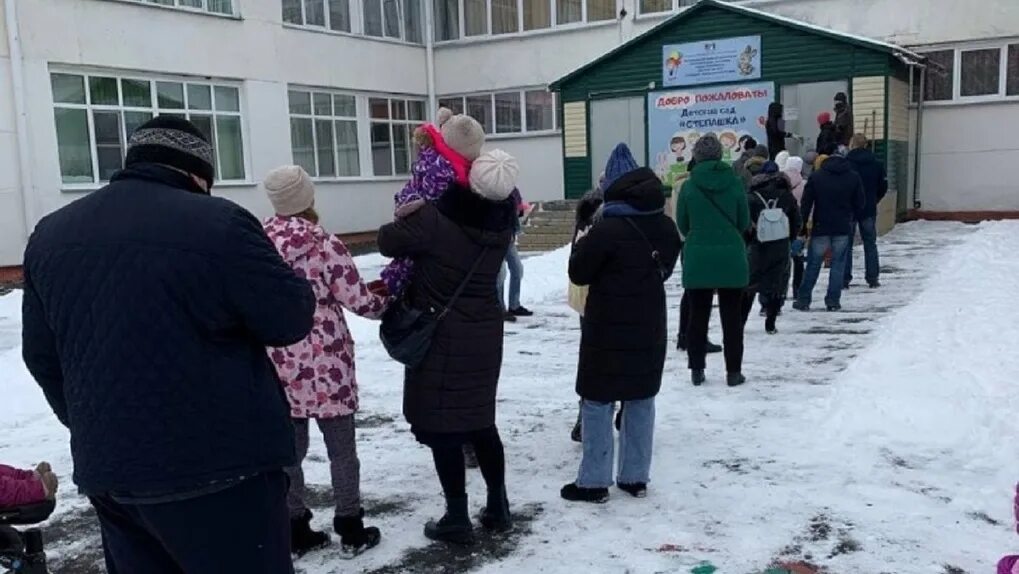 Детский сад на время ремонта. Очереди в детские сады. Очередь в детский садик. Родители возле детского сада. Толпа родителей.