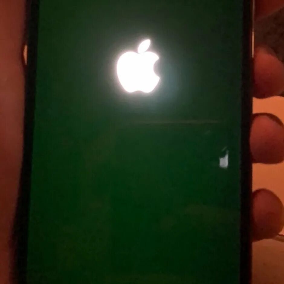 Почему экран становится зеленым. Iphone 12 Mini зеленый экран. Iphone 12 зеленит экран экран. Дисплей для iphone 12. Iphone зеленый экран.