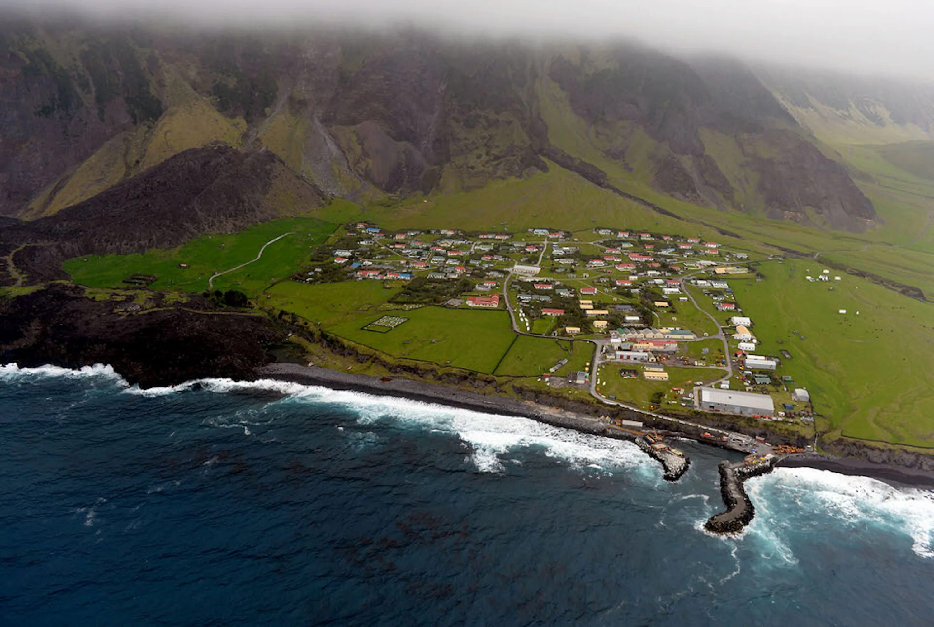 Удалить island. Тристан-да-Кунья. Остров Тристан-да-Кунь. Эдинбург семи морей Тристан-да-Кунья. Архипелаг Тристан-да-Кунья Великобритания.