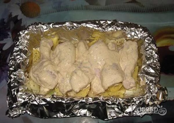 Курица в майонезе в фольге. Курица с картошкой в духовке в фольге. Фольга с голень с картошка. Куриные ножки с картошкой в фольге. Курица в фольге в духовке.