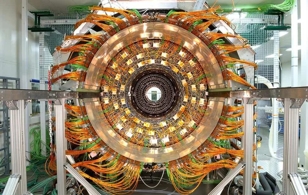 Ускоритель атомных частиц. Адронный коллайдер ЦЕРН. Большой адронный коллайдер ЦЕРН. Большой адронный коллайдер в CERN. LHCB большой адронный коллайдер.