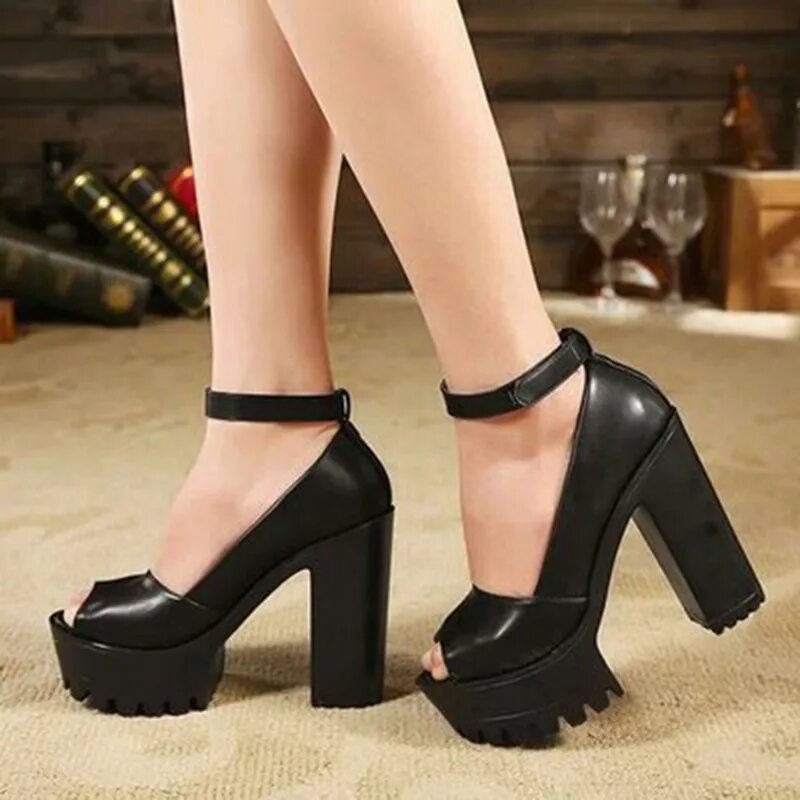 Черные туфли на каблуке с открытым носом. Туфли на каблуке на выпускной. Красивые черные туфли. Туфля на оолстом каблуке. Туфли женские на шпильке.