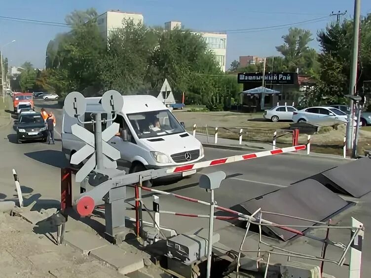 Парк маяковского каменск шахтинский. Парк маяковского каменск шахтинский. Железнодорожный переезд ростов. Жд переезды в ростове. Железнодорожные переезды картинки.