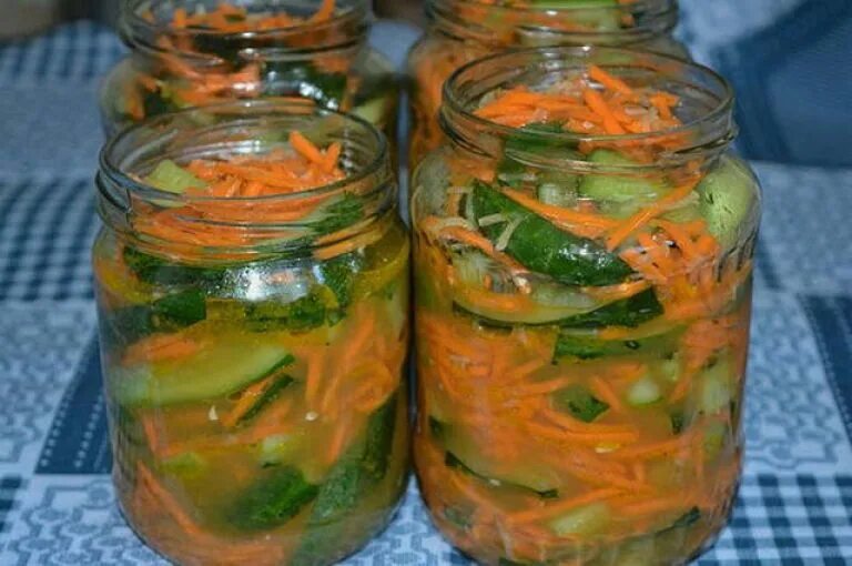 Огурцы с морковью на зиму. Огурцы по-корейски на зиму самый вкусный с морковью. Огурцы с морковкой по корейски на зиму. На зиму огурцов с морковью. Огурцы по-корейски в банке.