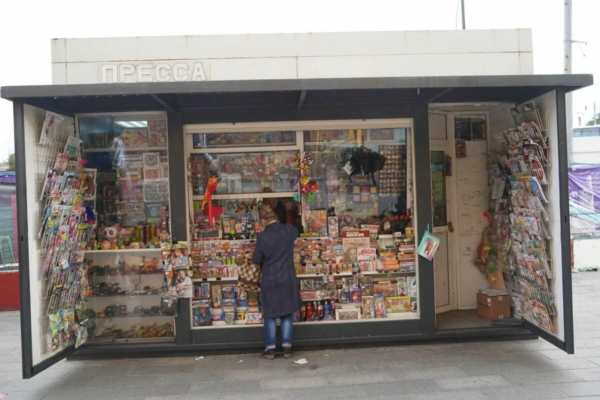 Пирожные в кондитерской. Ларек с выпечкой. Ларек с мороженым. Выкладка печенья. Ларёк в воронеже в малышево.