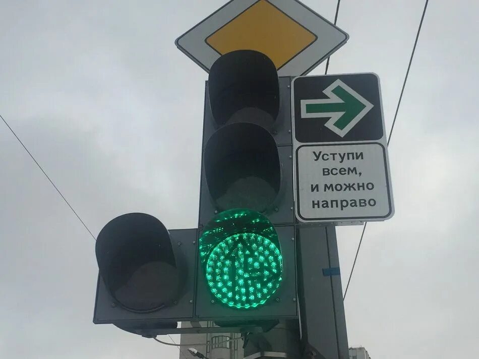 Дополнительная зеленая стрелка на светофоре налево. Светофор с дополнительной секцией. Дополнительная секция светофора со стрелкой. Зеленая стрелка светофора. Светофор со стрелками.